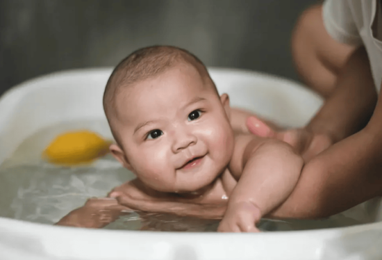 baby-bath-time-with-mom