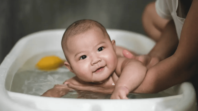 baby-bath-time-with-mom